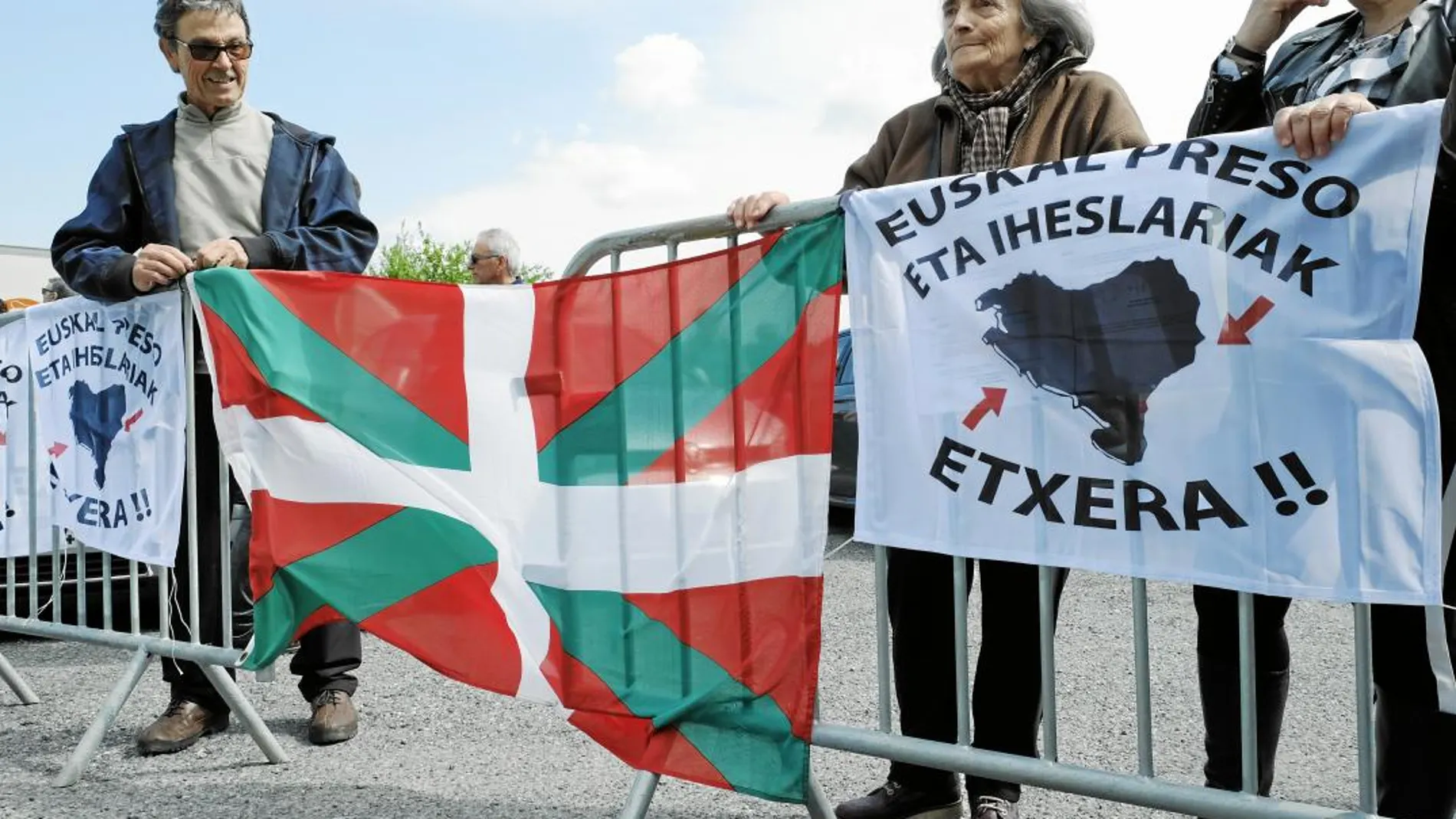 Acto del «fin de ETA» en Arnaga donde se lucieron banderas que reclamaban el fin de la dispersión de los presos / Jesús G. Feria