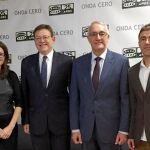 En las ondas. Oltra y Puig con Enrique Martín, director Onda Cero Comunitat Valenciana y Eduard Ureña, jefe de Informativos