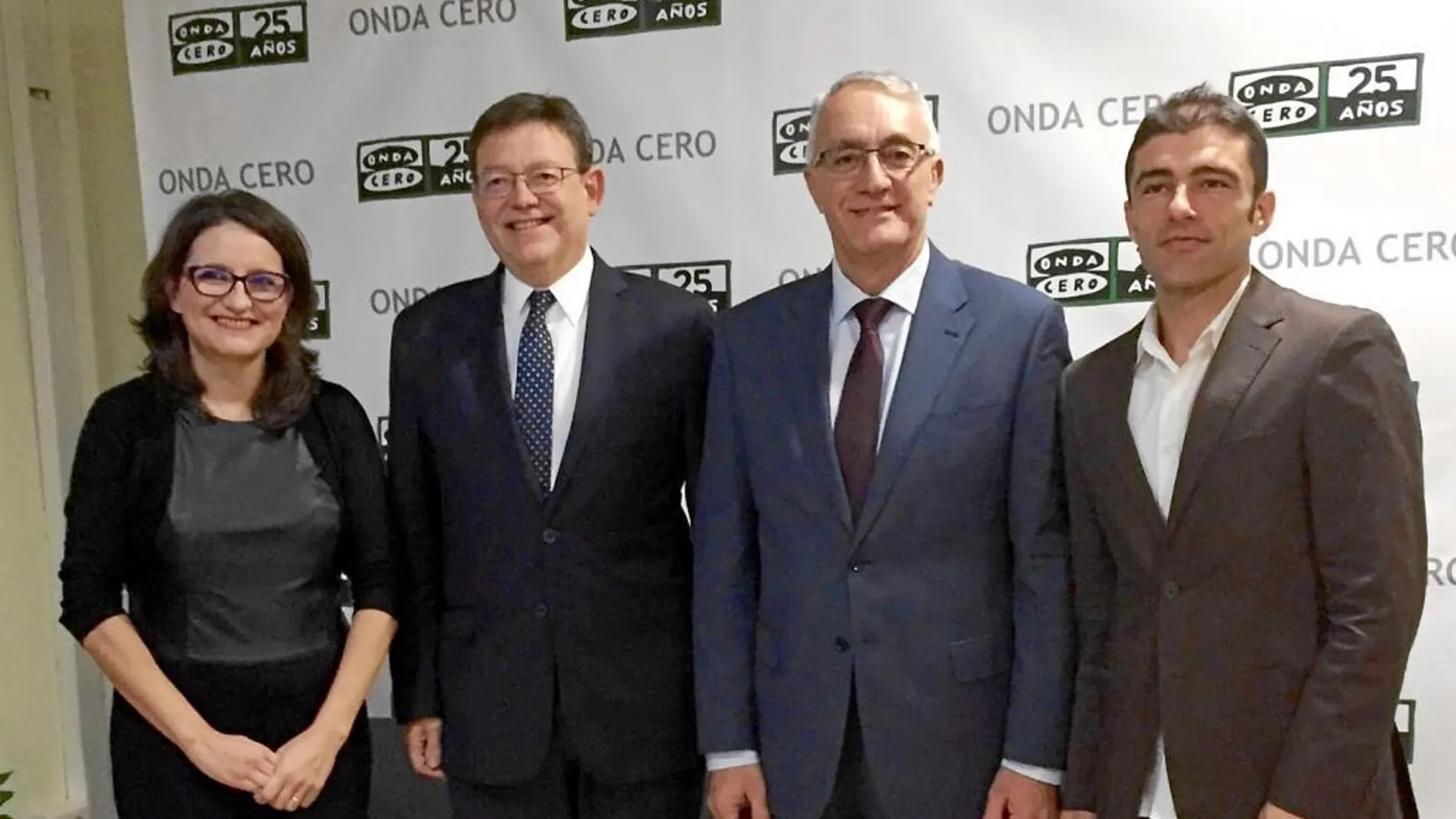 En las ondas. Oltra y Puig con Enrique Martín, director Onda Cero Comunitat Valenciana y Eduard Ureña, jefe de Informativos