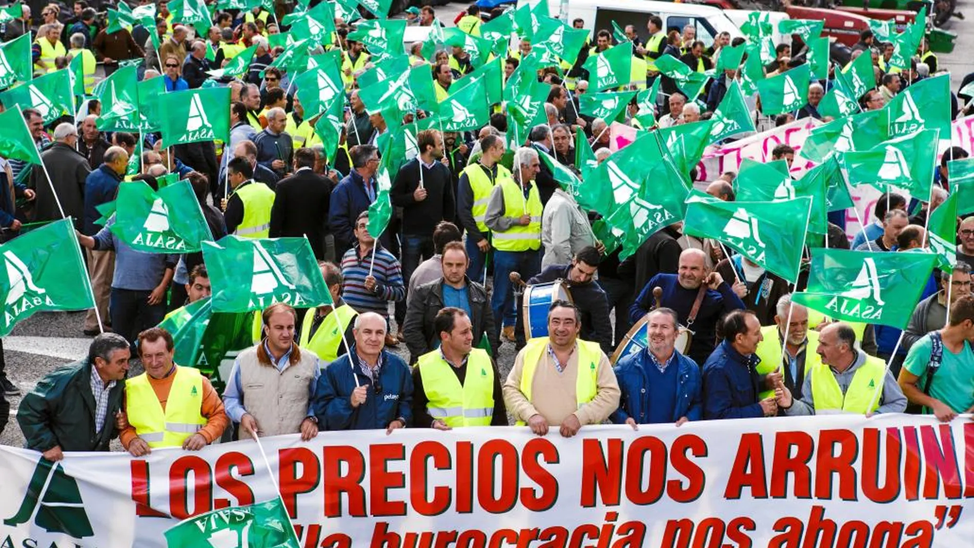 Tractorada organizada por ASAJA para exigir la bajada de los costes de producción