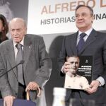 Florentino Pérez, junto a Alfredo di Stéfano, sostiene un ejemplar del libro dedicado a la leyenda blanca