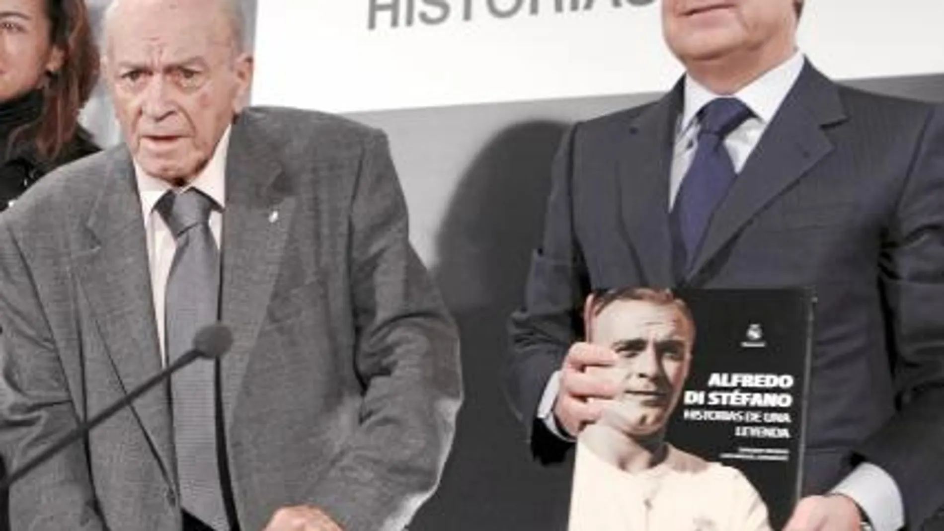 Florentino Pérez, junto a Alfredo di Stéfano, sostiene un ejemplar del libro dedicado a la leyenda blanca