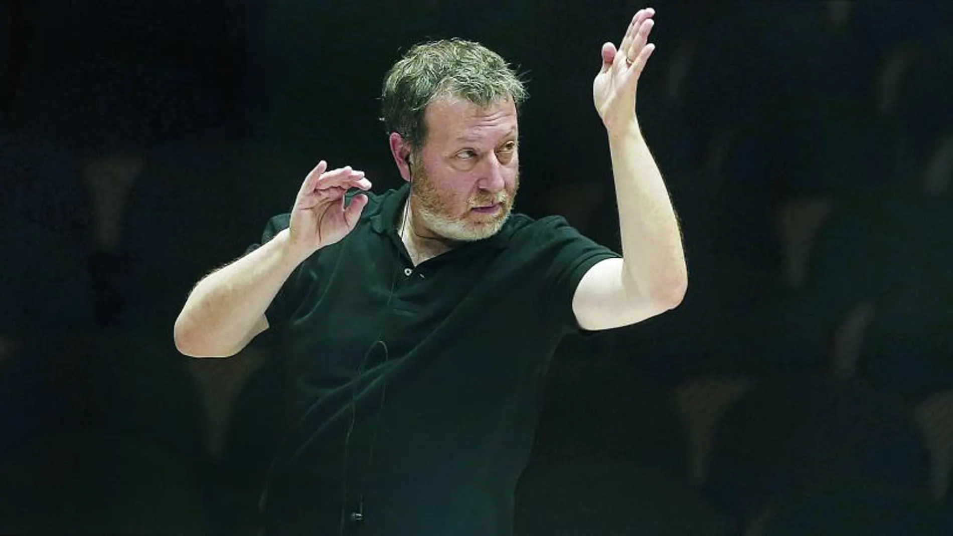 Brad Lubman, ayer, en su primer ensayo con la OBC para preparar la pieza