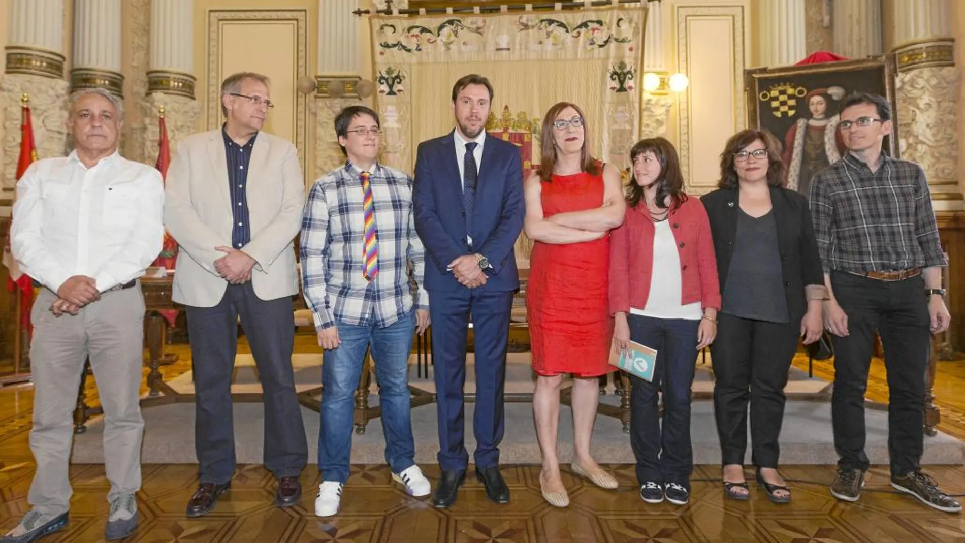 El alcalde de Valladolid, Óscar Puente, junto a los líderes de los otros grupos y los organizadores de la manifestación