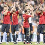 Llorente, Xabi, Mata, Piqué y Senna aplauden a la afición del Bernabéu al final del partido