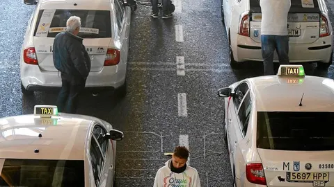 Uber no quiere restricción alguna en su competencia con el taxi