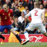 El centrocampista de la selección española Andrés Iniesta lucha un balón con el defensa de la República Checa Pavel Kaderabe