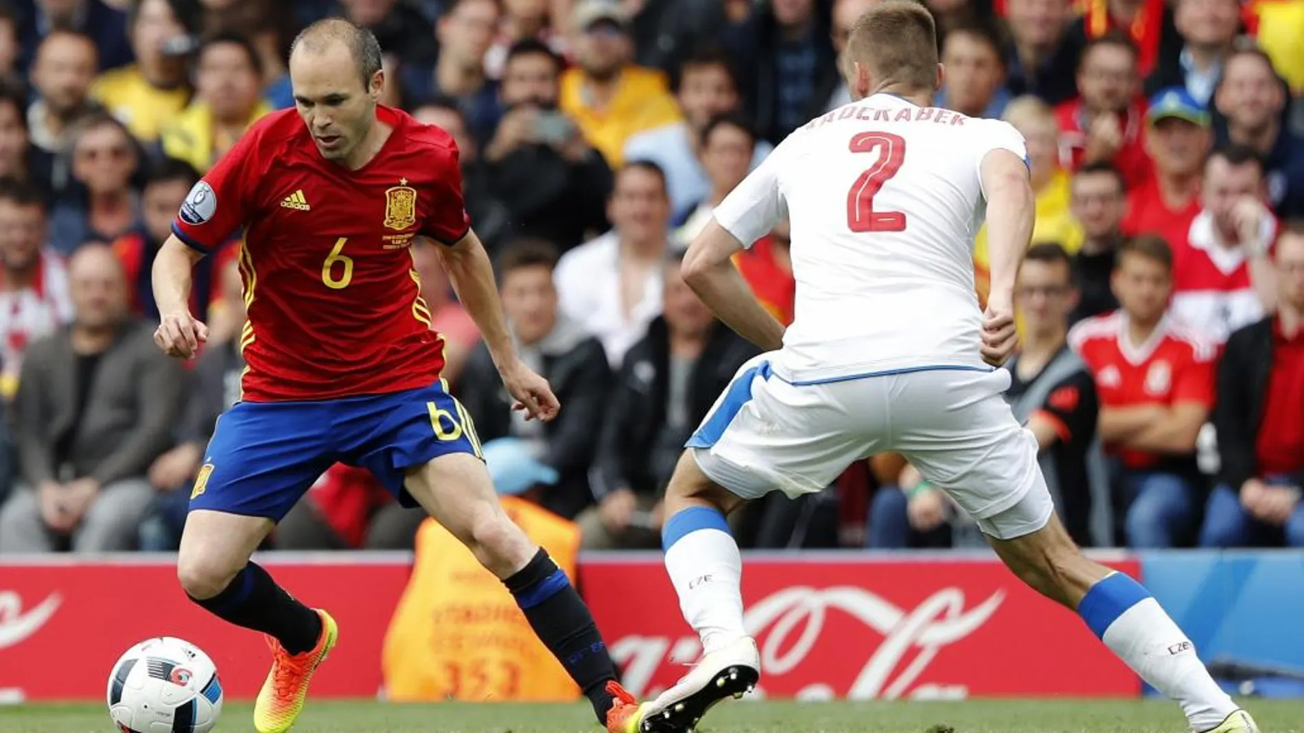 El centrocampista de la selección española Andrés Iniesta lucha un balón con el defensa de la República Checa Pavel Kaderabe