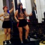 Dos activistas de Femem se encadenaron a un crucifijo en el altar de la catedral de la Almudena