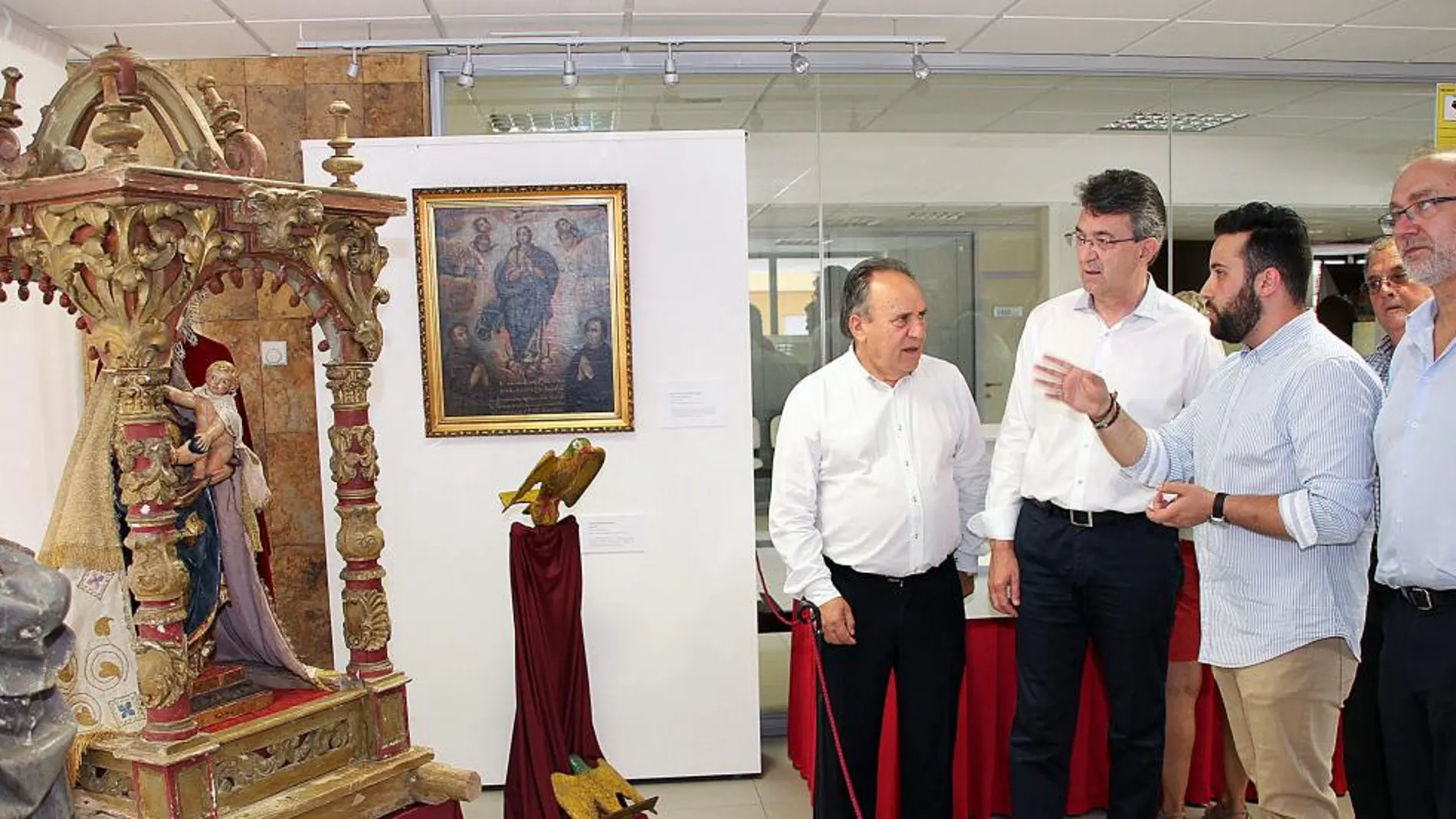 Juan Martínez Majo visita la exposición de Arte Sacro