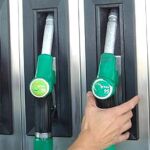 Los españoles inician sus vacaciones con los carburantes un 9% más caros tras la subida de impuestos del Gobierno