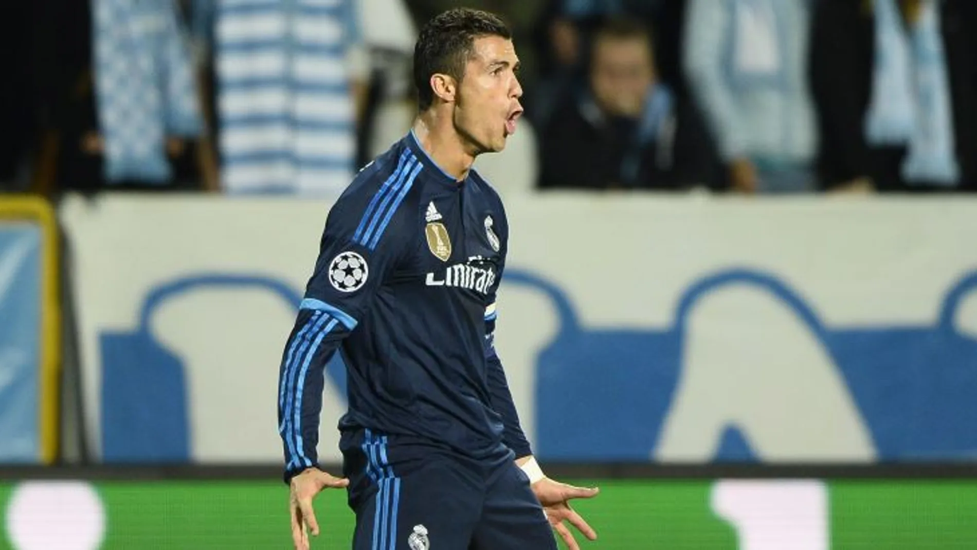 El delantero portugués del Real Madrid, Cristiano Ronaldo celebra su tanto ante el Malmoe