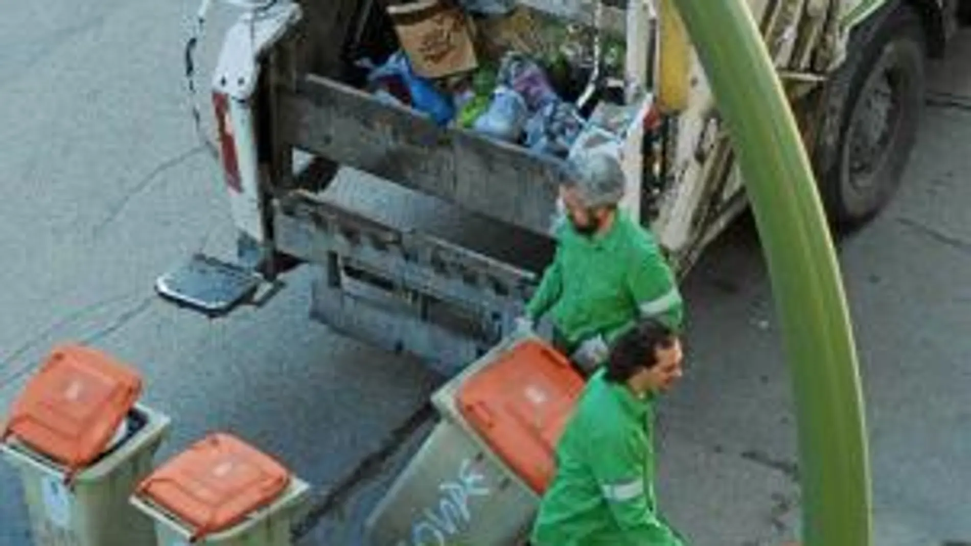 Las negociaciones dieron sus frutos en la madrugada del lunes y los servicios de recogida de basura trabajaron ayer con normalidad