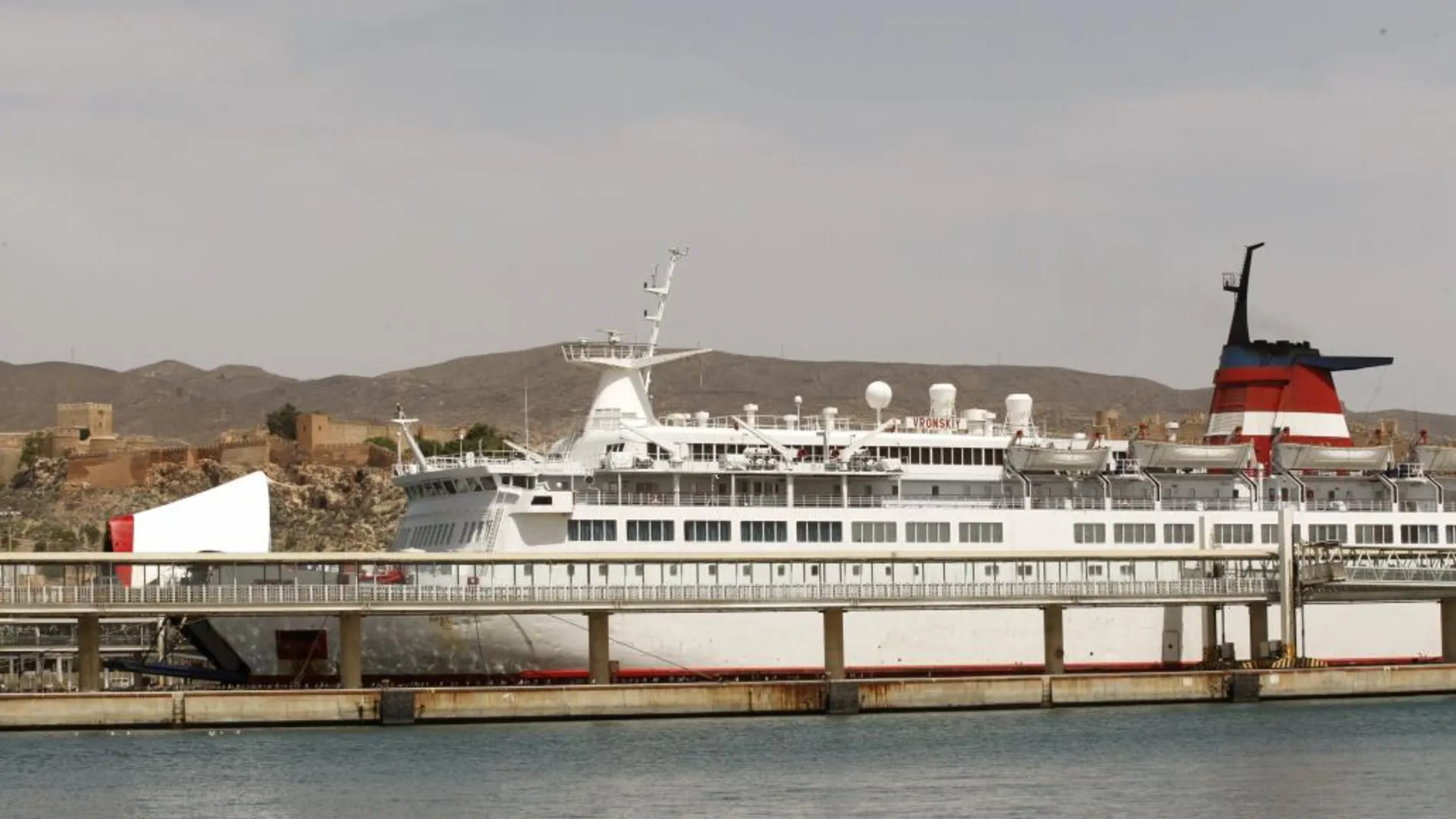 Imagen del puerto de Almería donde ayer atracó el Ferry en el que murio un inmigrante irregular cuando viajaba en el interior de una maleta