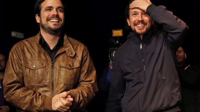 Los líderes de Podemos, Pablo Iglesias (d), y de Izquierda Unida, Alberto Garzón (i), salen de la sala Mirador, donde celebran un encuentro ciudadano, para atender a los medios tras el preacuerdo electoral alcanzado por ambas formaciones