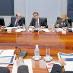 Gabinete de crisis el sábado por la mañana el Gobierno constituyó el gabinete de crisis, presidido por Zapatero, para seguir el conflicto