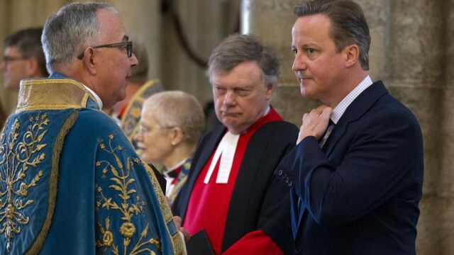 El dean de Westminster, John Hall, habla con el primer ministro, David Cameron, ayaer durante la ceremonia en recuerdo de las víctimas d elos atentados de Túnez en 2015