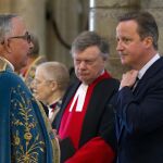 El dean de Westminster, John Hall, habla con el primer ministro, David Cameron, ayaer durante la ceremonia en recuerdo de las víctimas d elos atentados de Túnez en 2015