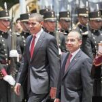 Obama y Calderón pasan revista a las tropas antes de su reunión en la residencia de los Pinos en México DF