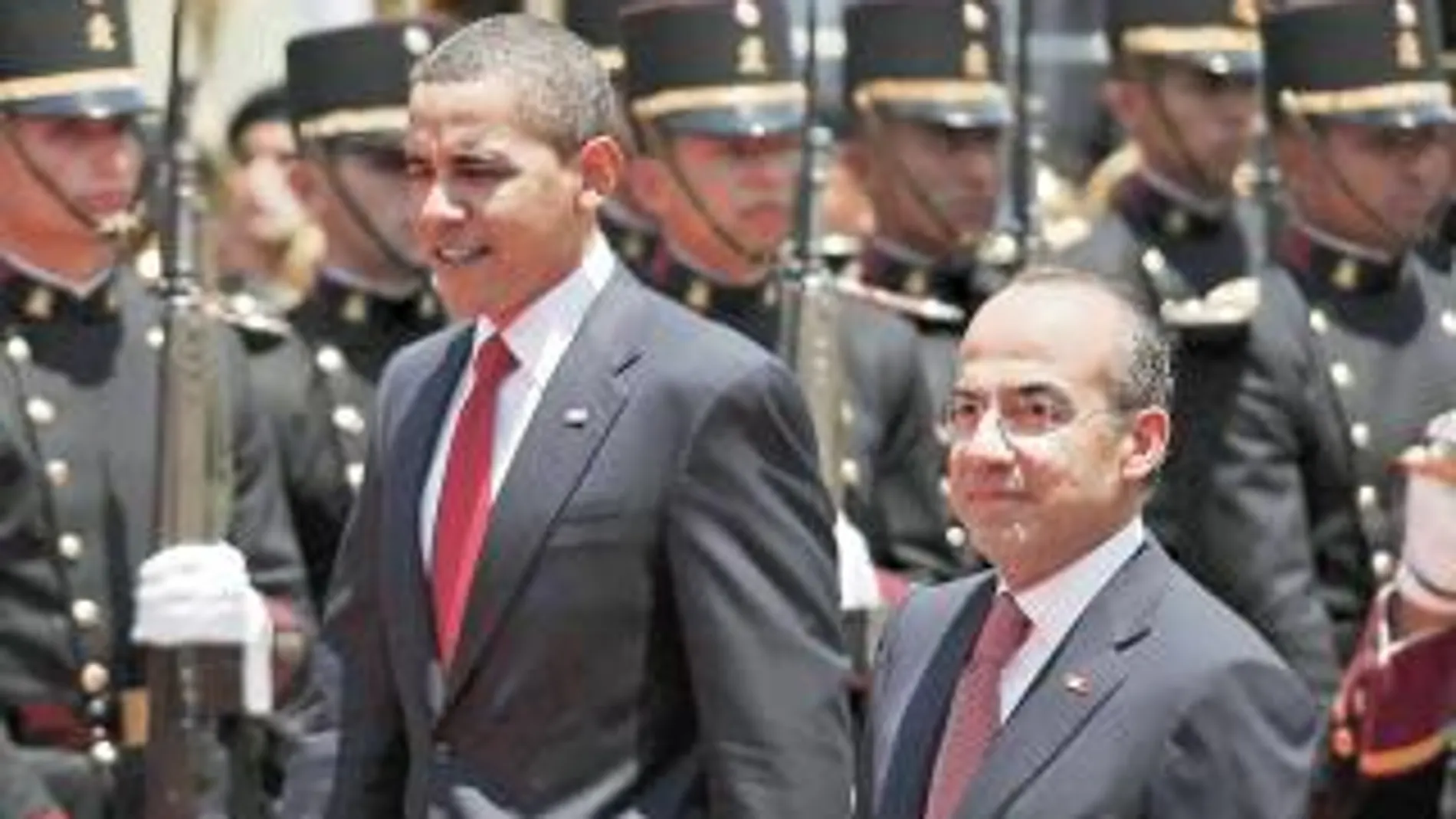 Obama y Calderón pasan revista a las tropas antes de su reunión en la residencia de los Pinos en México DF