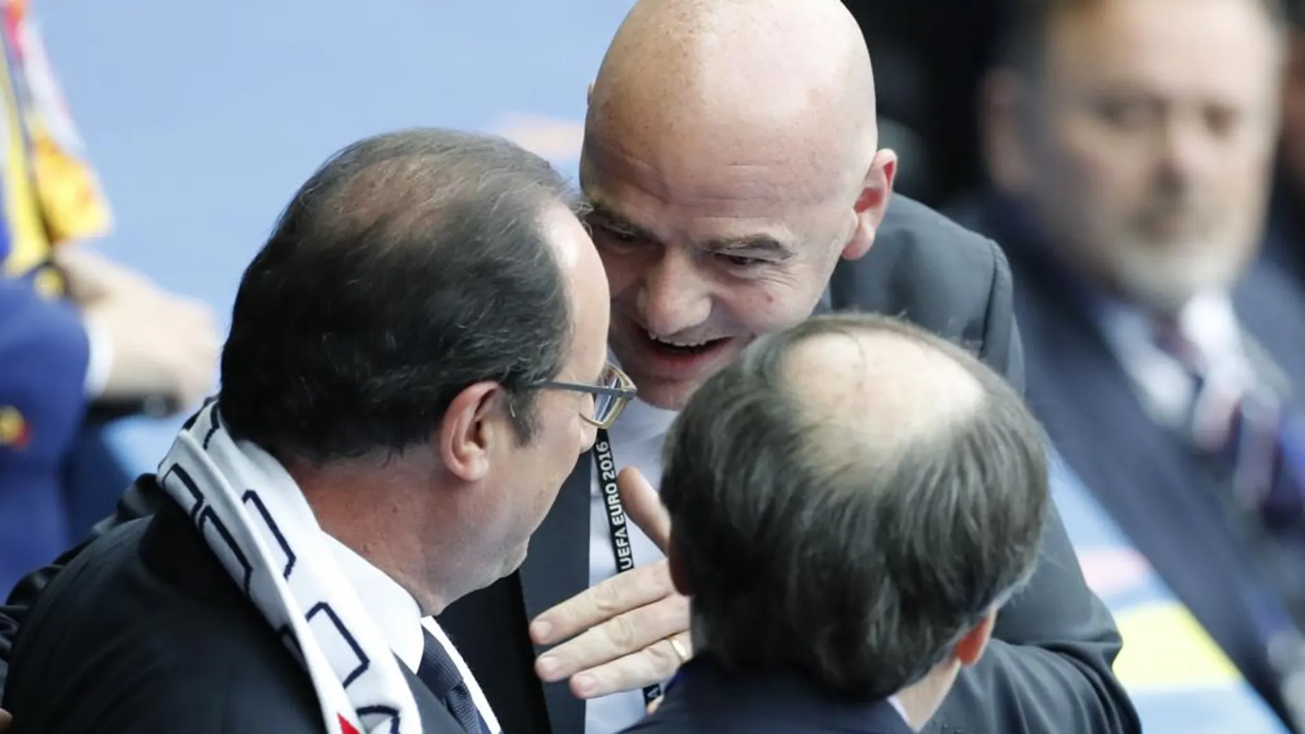 François Hollande con el presidente de la FIFA, Gianni Infantino, en el primer partido de la Eurocopa