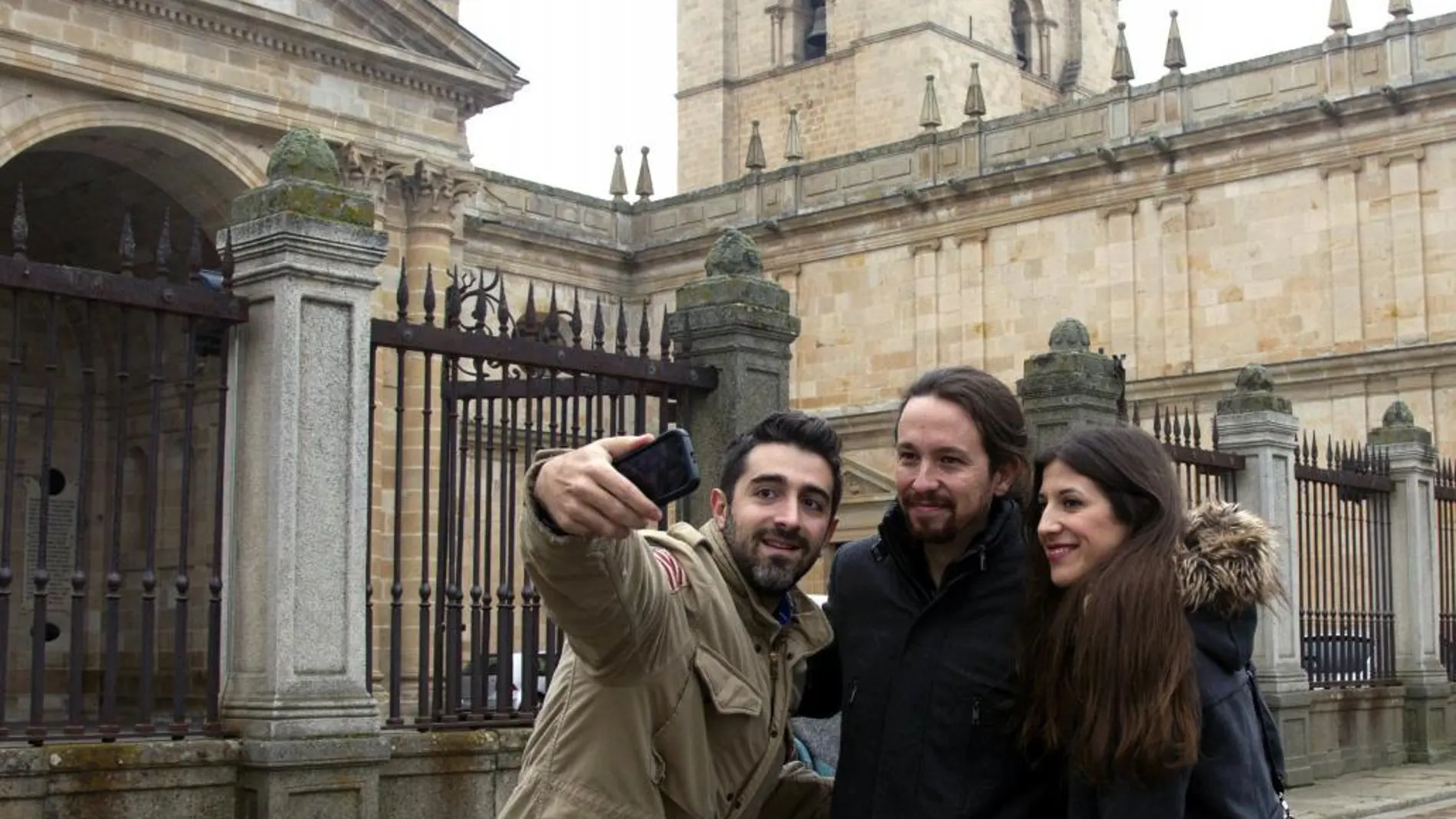 Pablo Iglesias se hace un selfi con dos zamoranos
