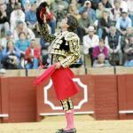 Antonio Barrera, brindando al cielo la faena a su primer toro, ayer en Sevilla