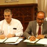 El presidente de la Diputación, Luis Rey, firma el acuerdo con el de la Cámara de Comercio de Soria, Alberto Santamaría