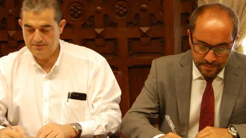 El presidente de la Diputación, Luis Rey, firma el acuerdo con el de la Cámara de Comercio de Soria, Alberto Santamaría