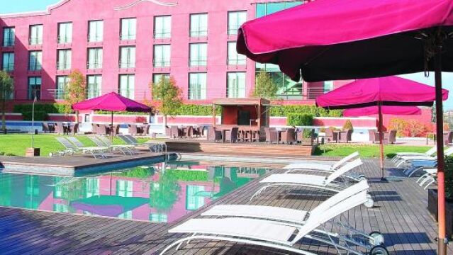 El hotel está situado entre el Mediterráneo y las montañas de Montserrat