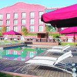 El hotel está situado entre el Mediterráneo y las montañas de Montserrat