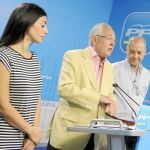 Los diputados Jaime Raynaud y Jorge Ramos, junto a la portavoz regional del PP-A, Rosario Soto, ayer, en Sevilla