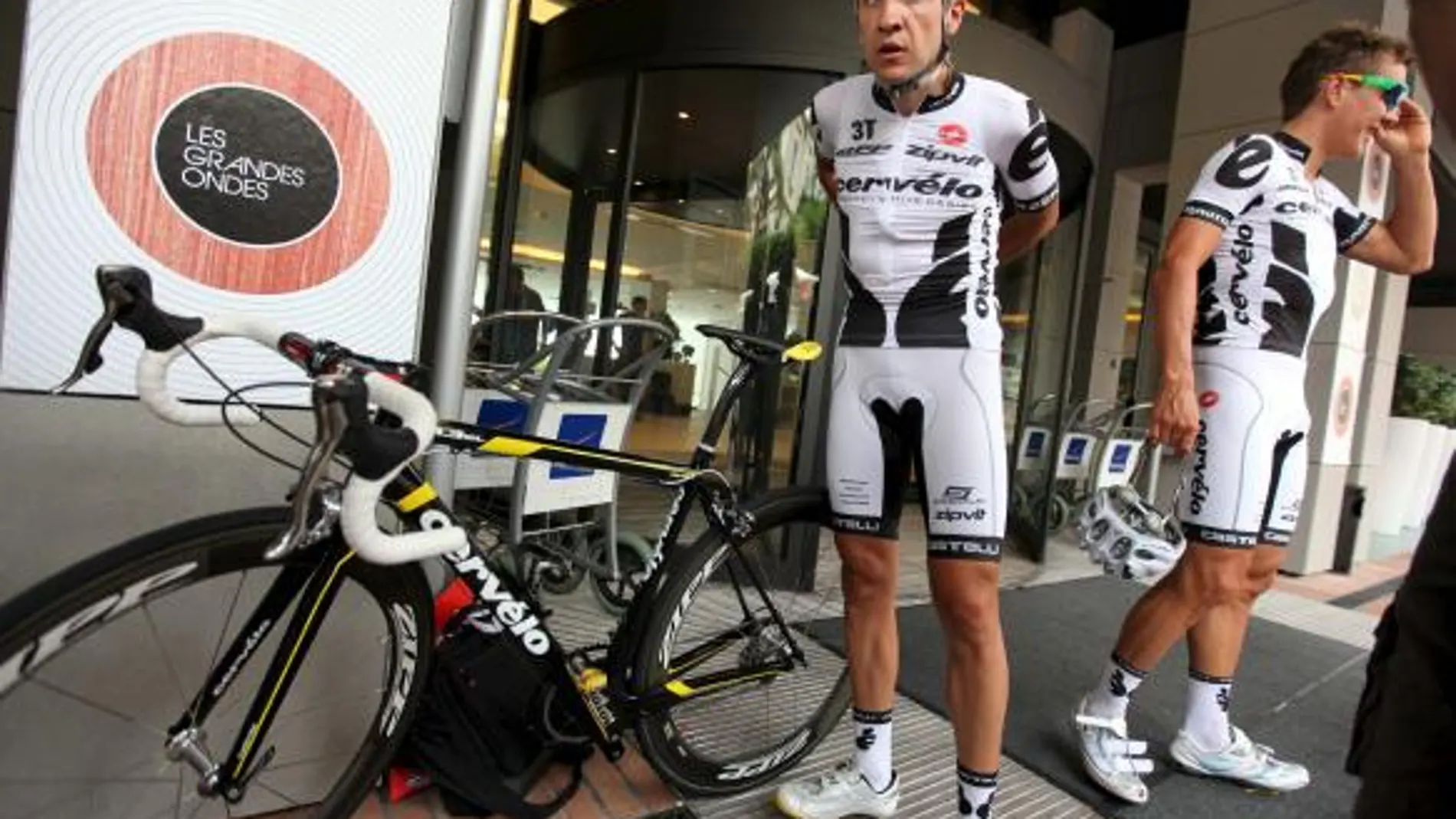 El corredor del equipo Cervelo, el español Carlos Sastre, se prepara para un entrenamiento de cara al inicio del Tour de Francia 2009, en Mónaco