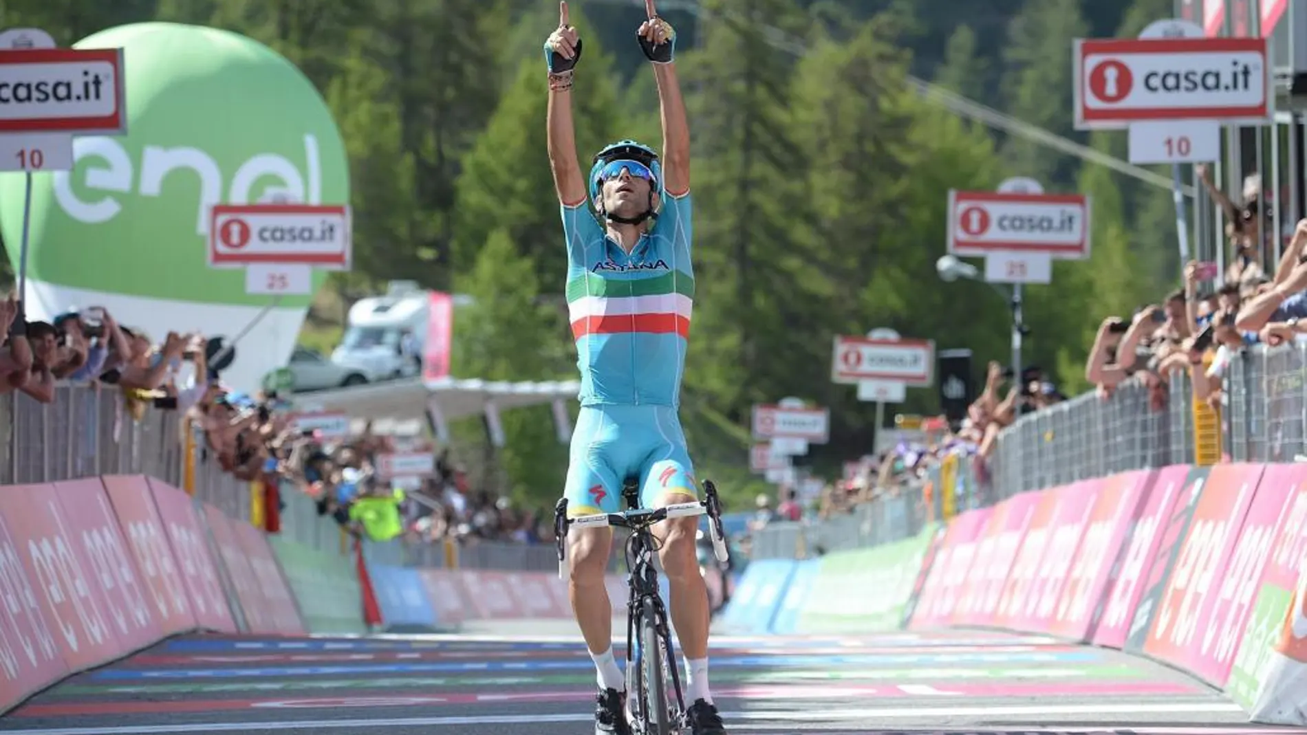El ciclista italiano Vincenzo Nibali del equipo Astana celebra su victoria tras la decimonovena etapa del Giro de Italia