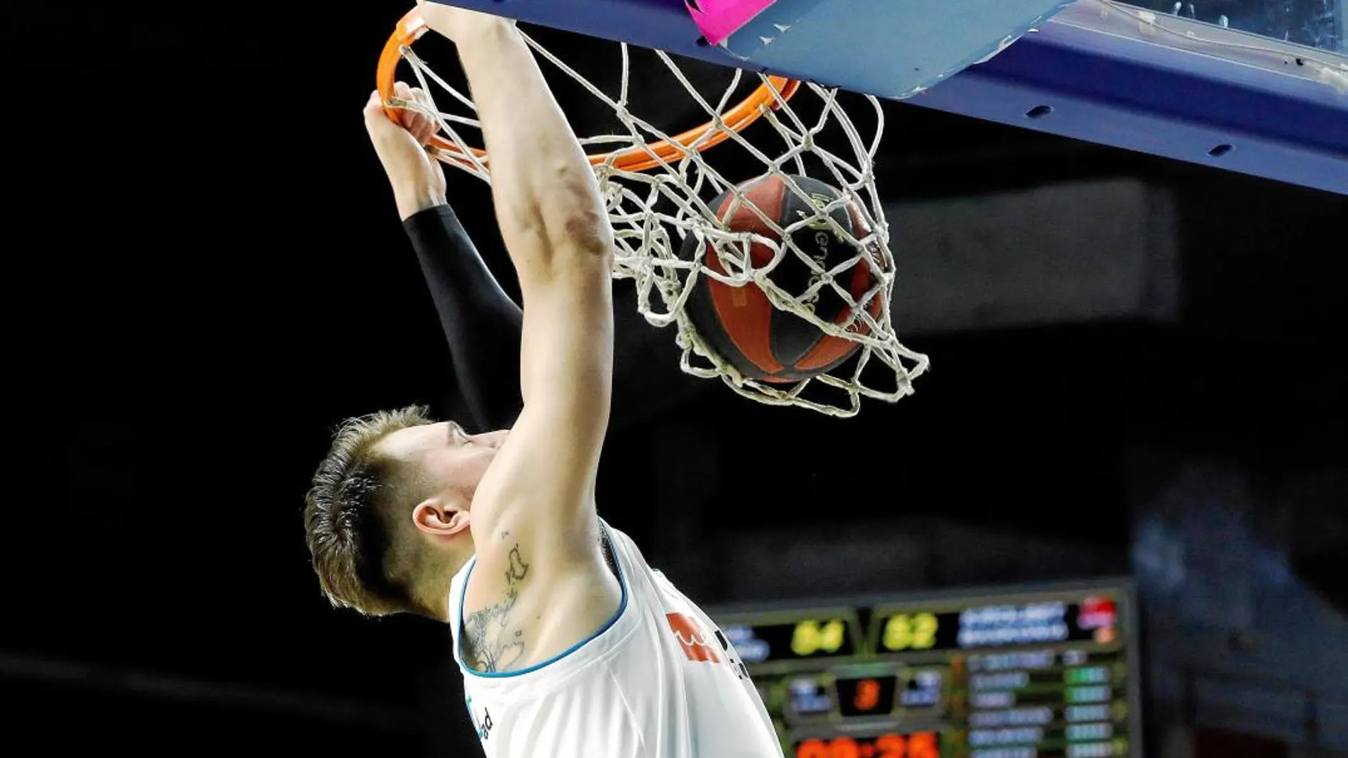 Doncic hace un mate. El base anotó 11 puntos y atrapó 4 rebotes / Efe