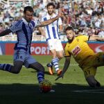 El delantero de la Real Sociedad Imanol Agirretxe dispara a puerta ante el defensa del Eibar David Juncá