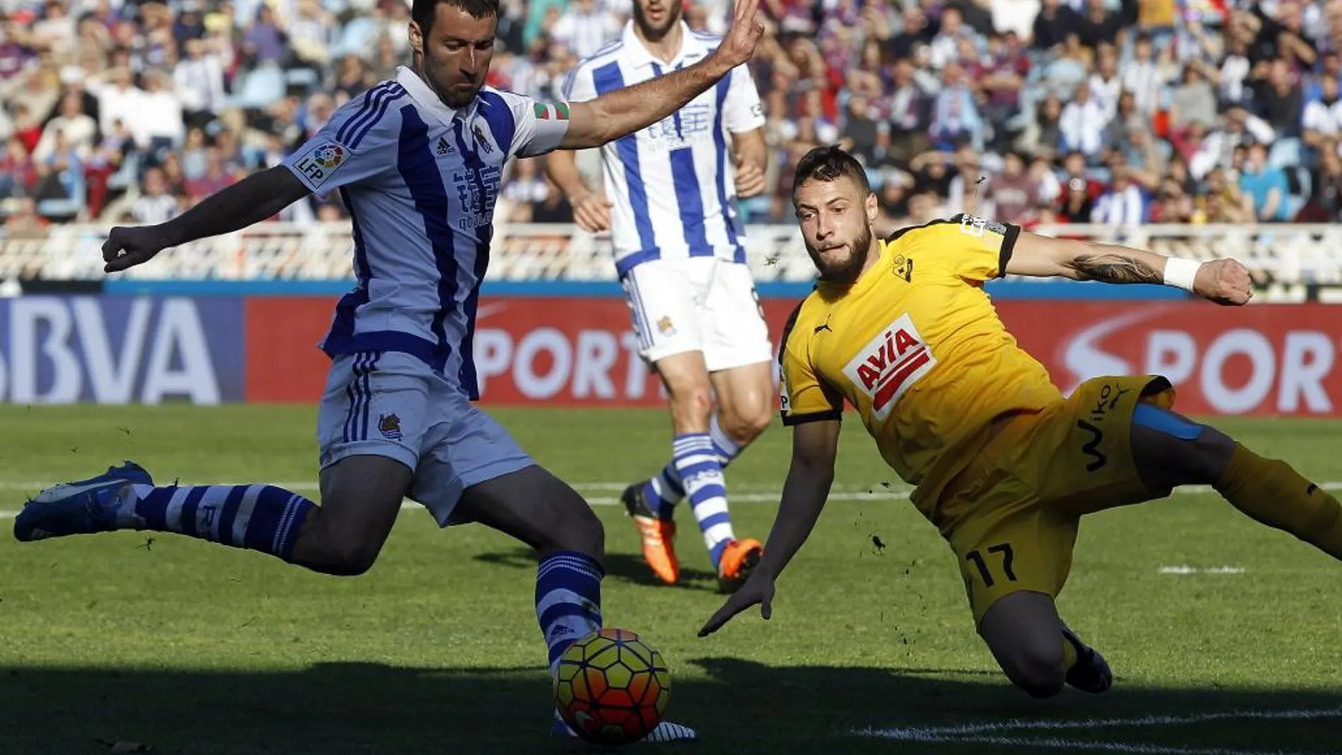 El delantero de la Real Sociedad Imanol Agirretxe dispara a puerta ante el defensa del Eibar David Juncá