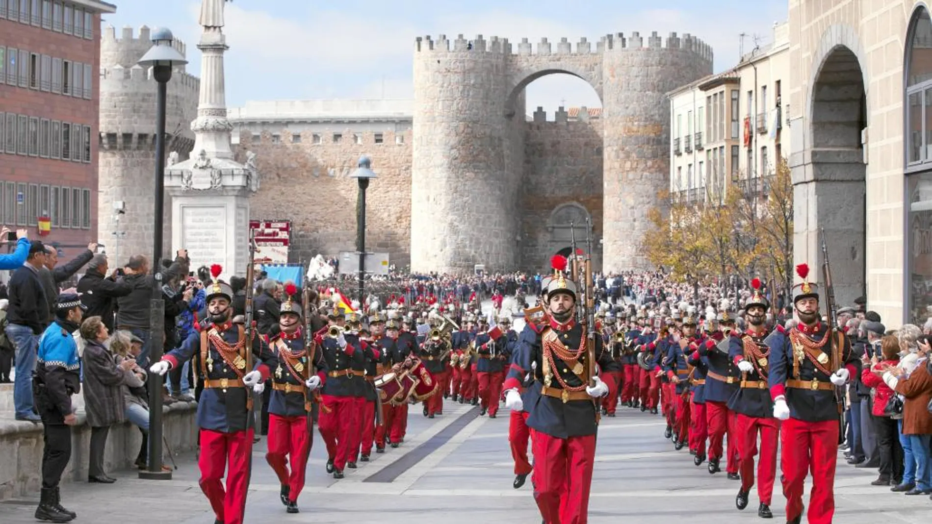El Cuerpo de Intendencia homenajea a su patrona Santa Teresa con una parada militar en Ávila