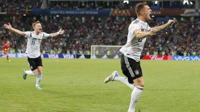 Toni Kroos celebra con su compañero Marco Reus el segundo gol que ha dado la victoria a Alemania ante Suecia. (AP Photo/Frank Augstein)