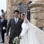 Lady Charlotte Wellesley, hija del duque de Wellington, y el empresario colombiano Alejandro Santo Domingo, salen de la Iglesia de la Encarnación de Íllora (Granada) tras la ceremonia religiosa de su boda