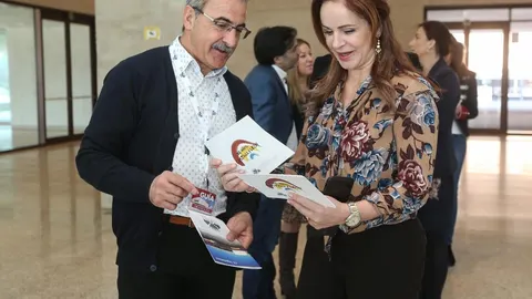 La presidenta de las Cortes, Silvia Clemente, conversa con uno de los guías que han acompañado a los cientos de visitantes que se acercaron en la jornada de ayer a conocer el Parlamento regional