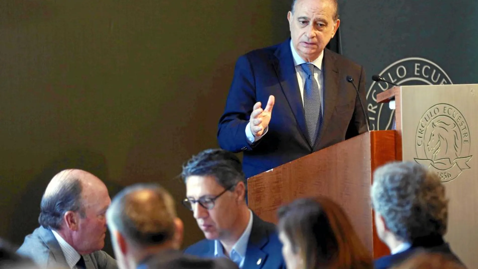 El ministro del Interior en funciones, Jorge Fernández Díaz, ayer en el Circulo Ecuestre, durante su conferencia