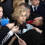 La alcaldesa de Madrid, Manuela Carmena, hace declaraciones a los medios de comunicación a su llegada hoy al Palacio Municipal de Congresos