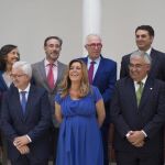 La presidenta de la Junta de Andalucía, Susana Díaz, en foto de familia con los trece miembros del nuevo Gobierno andaluz