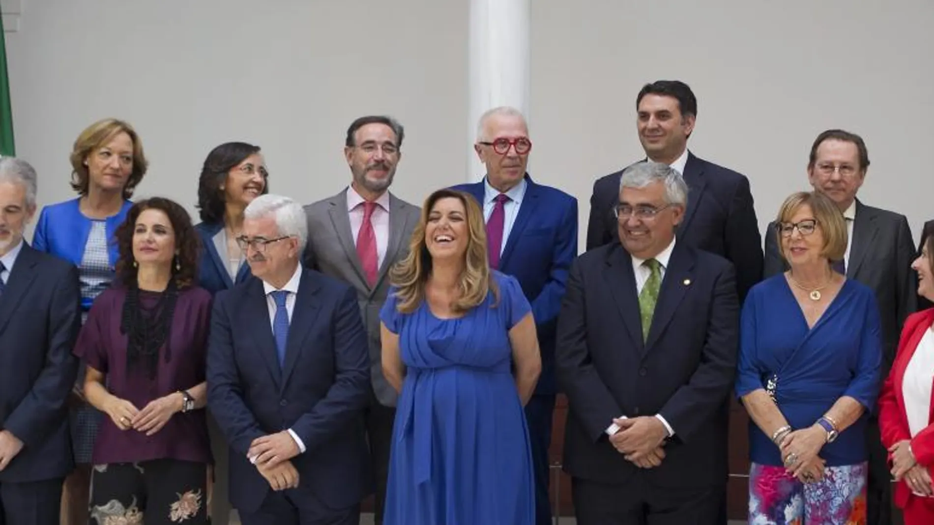 La presidenta de la Junta de Andalucía, Susana Díaz, en foto de familia con los trece miembros del nuevo Gobierno andaluz