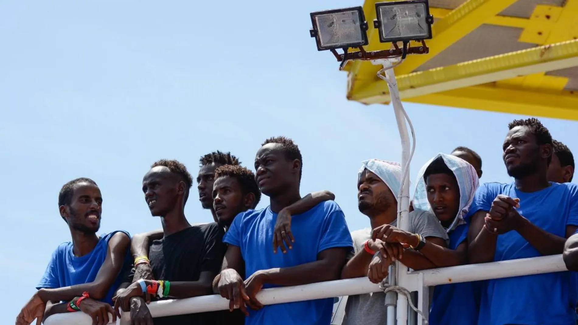 Fotografía cedida por la ONG SOS Mediterránée hoy, 13 de agosto del 2018, muestra a varios inmigrantes abordo del barco de rescate Aquarius.