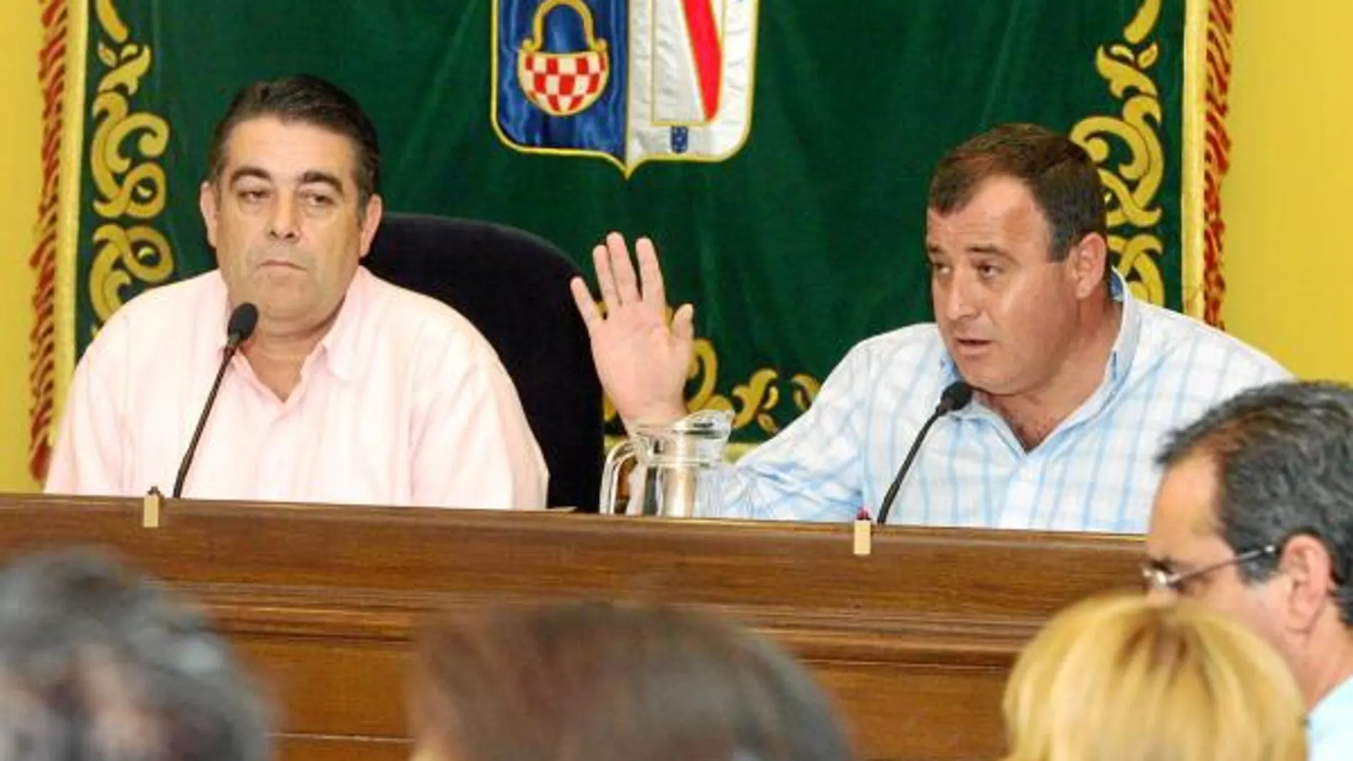 El alcalde y senador socialista, Francisco Bella (i), durante un pleno del Ayuntamiento de Almonte