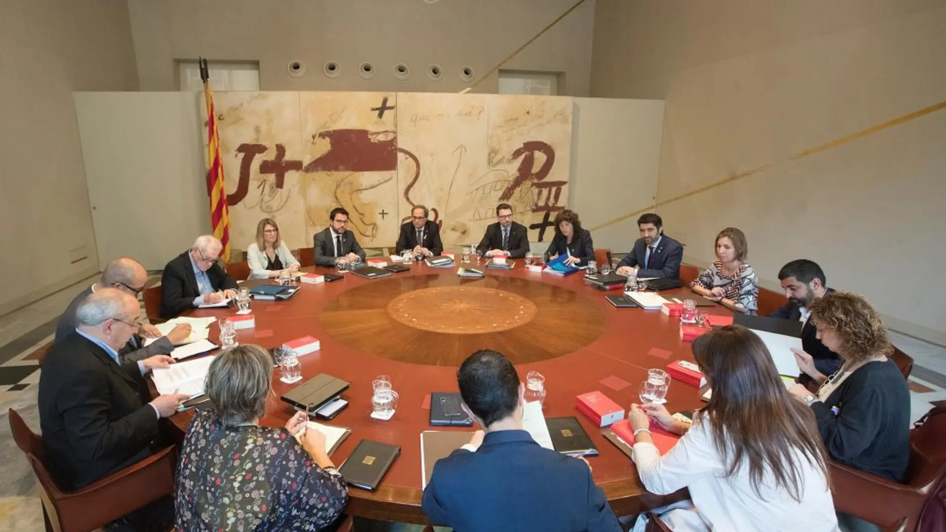 El presidente de la Generalitat, Quim Torra (c), junto a su ejecutivo durante la reunión semanal del gobierno de la Generalitat hoy 12 de junio de 2018. Foto: EFE/Marta Pérez.