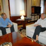 Manuel Marcos Sánchez y Ramón Luis Valcárcel ayer, durante su reunión en el Palacio de San Esteban