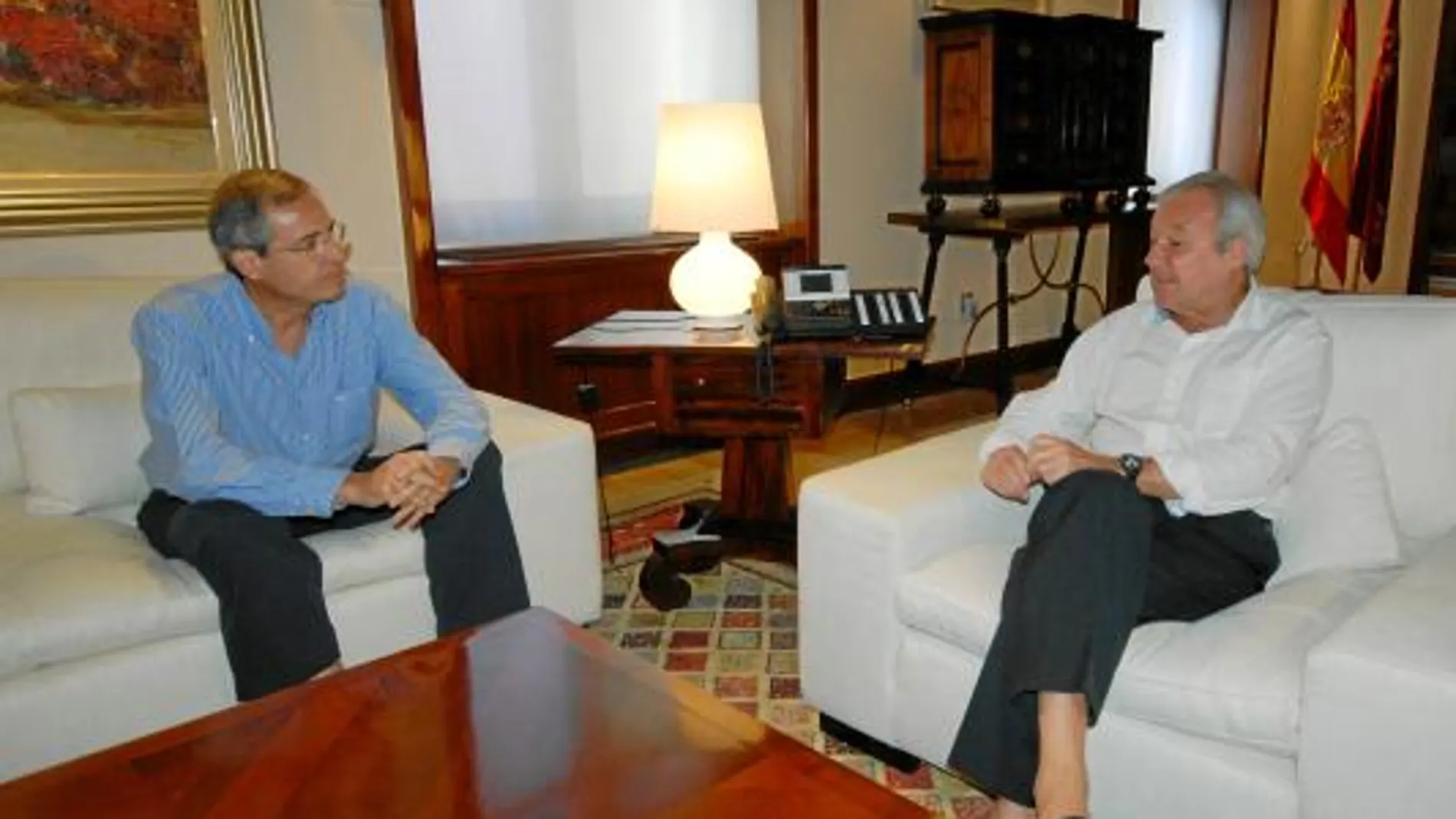 Manuel Marcos Sánchez y Ramón Luis Valcárcel ayer, durante su reunión en el Palacio de San Esteban